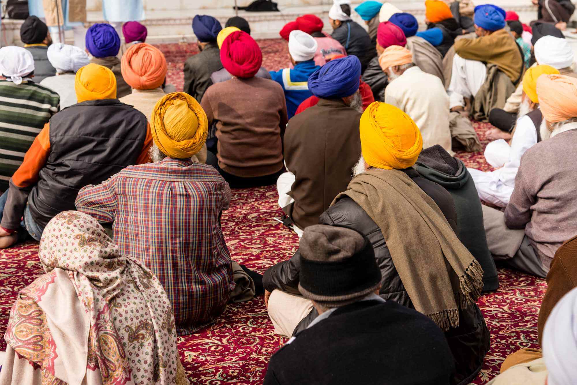 sikhs praying in a gurdwara